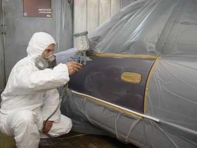 Подготовка перед покраской крыла автомобиля начинается с тщательной обработки участка